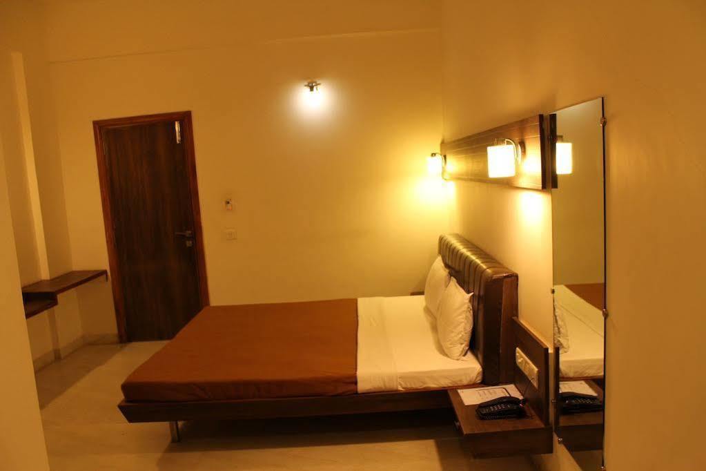 Hotel Grand 3D Bhuj Exterior photo